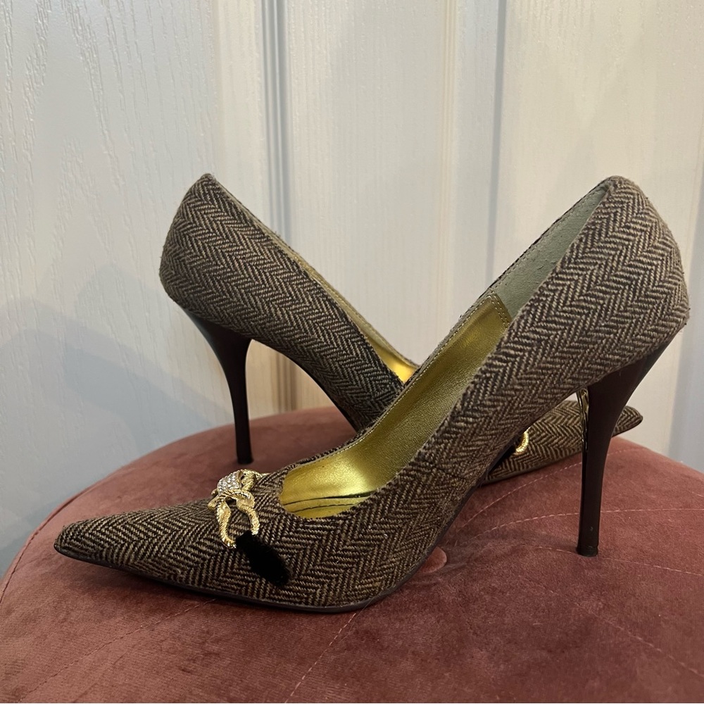 Pointed toe heels